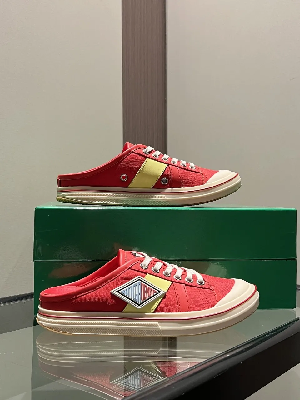 p500🐮🐮Bottega Veneta Bottega Veneta BV’s latest Eliot series retro basketball shoes casual sports canvas shoes will become a god when it is launched! [Celebration] [Celebration] A 1:1 copy of the original version, [Fireworks] original material, [Fireworks] original color system, inspired by retro basketball sneakers, the color combination highlights youthful vitality and perfectly interprets the theme of youth and childlike innocence. The details are also very particular. The summer canvas brings excellent durability and comfort. Designs such as calfskin trim, rubber toe caps and hand-painted retro red lines are full of retro feel. The round toe and convex sole add a modern feel and are suitable for various styles. Easily create a fashionable atmosphere. The upper foot is the focus...can be worn as a couple's shoes...each shoe has more taste and attitude! Fabric: Original customized high-density canvas + cowhide Lining: Original customized breathable canvas Insole: movable latex cowhide insole. Sole: original molded non-slip and wear-resistant TPU material. Sole thickness: 3cm. Size: women's size 35#-40#, men's size 39#-45#.